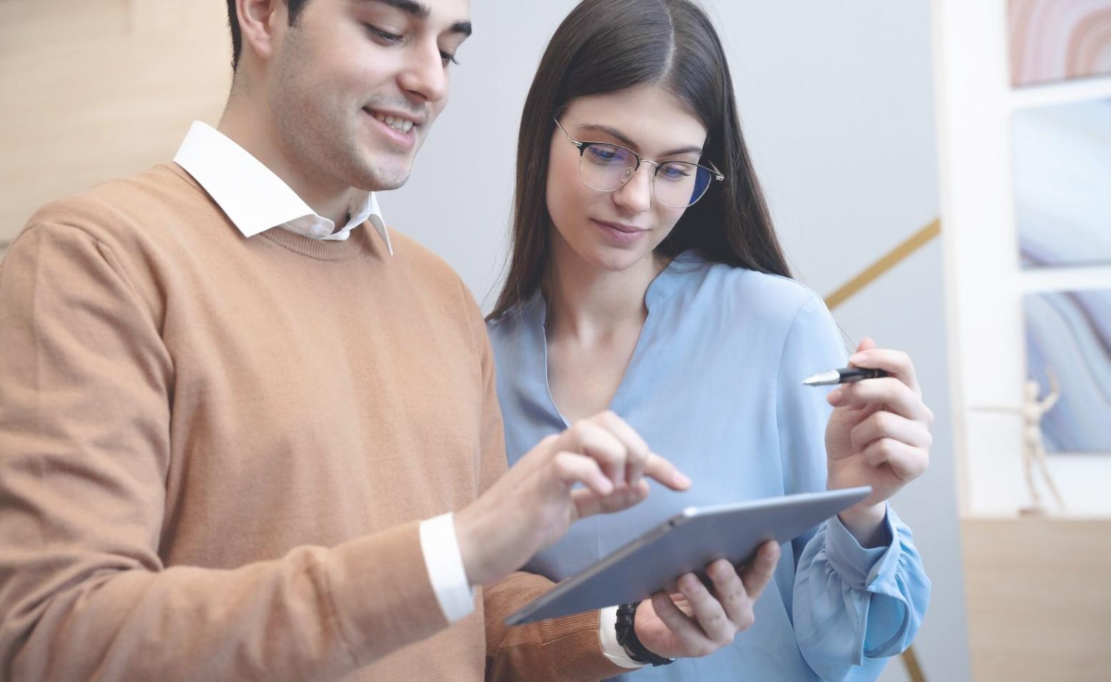 Professionnel travaillant sur une stratégie marketing digital